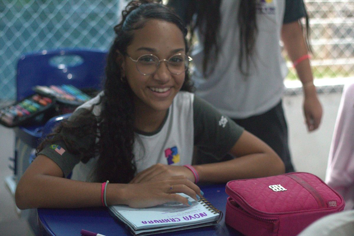 Aluna do Colégio Crer&Ser sorrindo durante a aula