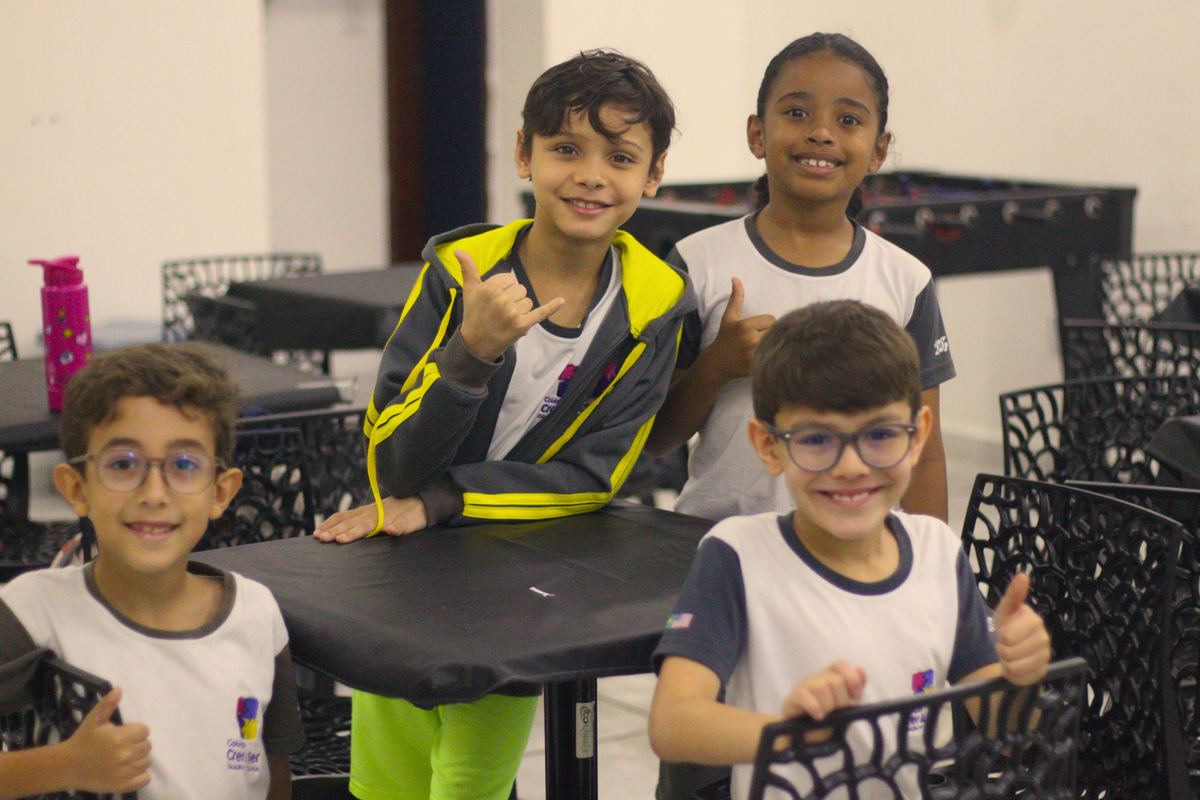 Alunos do Colégio Crer&Ser em atividade em grupo