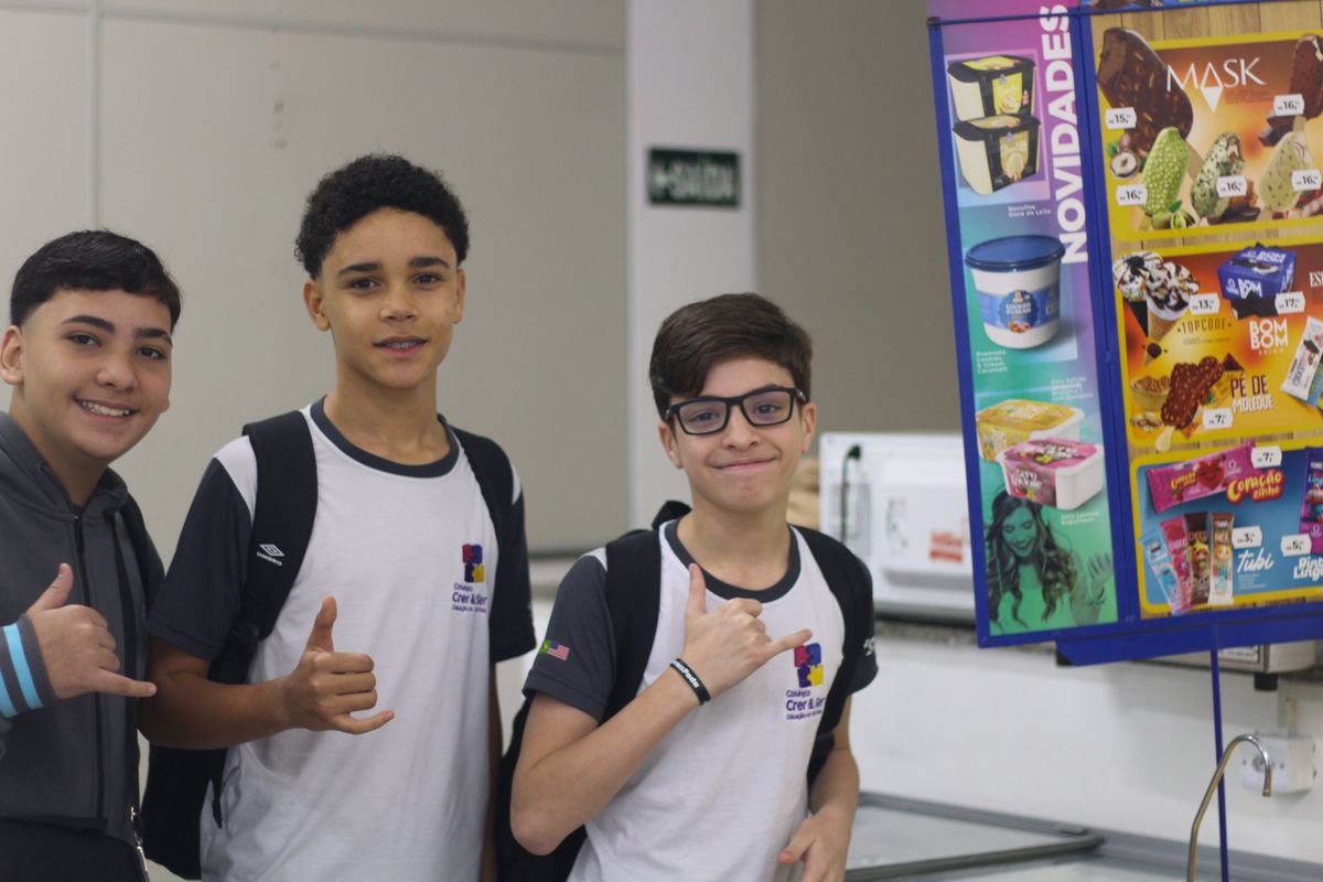 Alunos do Ensino Fundamental do Colégio Crer&Ser sorrindo