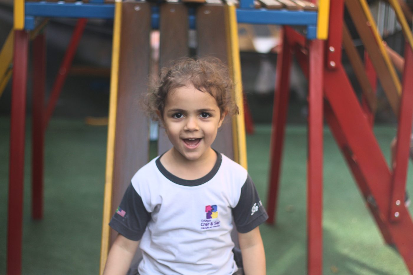 Criança da Educação Infantil brincando no playground do Colégio Crer&Ser